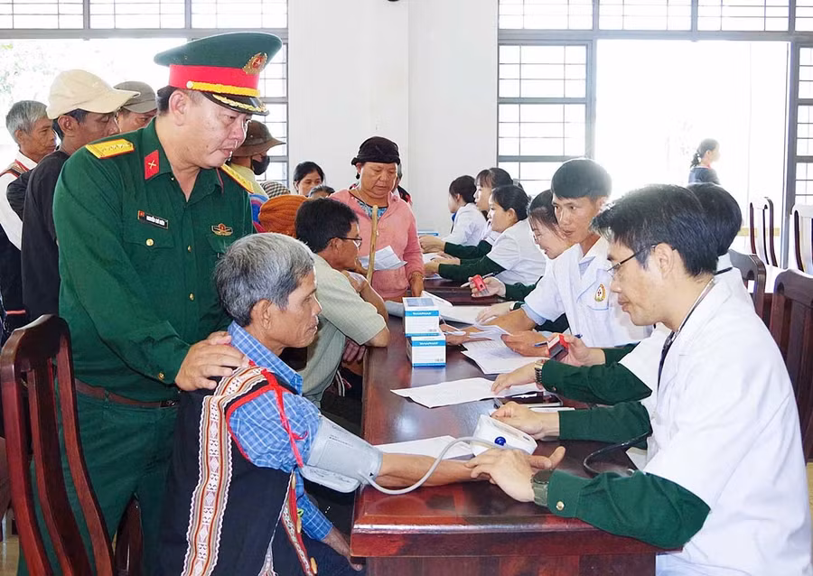 Y, bác sĩ Bệnh viện Quân y 15 khám bệnh, tư vấn sức khỏe cho người dân xã Ia Pnôn. Ảnh: N.D