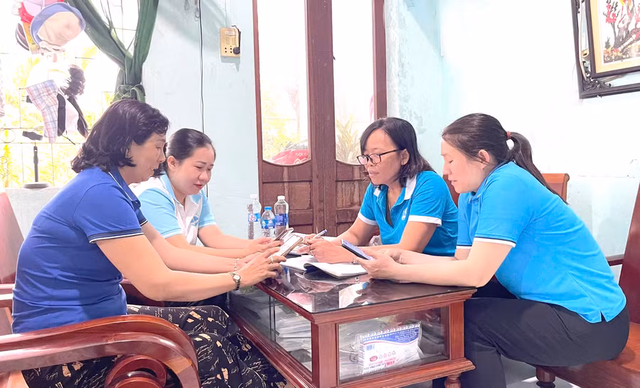 Chị Nguyễn Thị Cang (thứ 2 từ phải sang) hướng dẫn chị em hội viên thôn Phú Hậu (xã Ngô Mây) làm quen với định danh điện tử. Ảnh: B. Dương