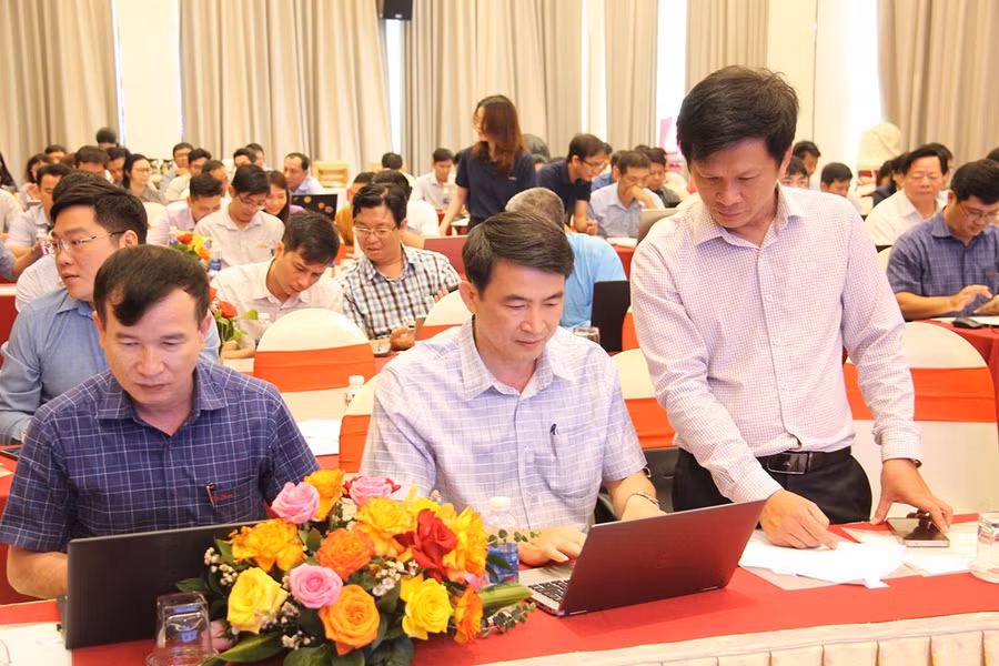 Cán bộ kỹ thuật đang hướng dẫn học viên cài đặt, đăng nhập, thực hành khai thác nền tảng “trợ lý ảo”. Ảnh: T.Lợi