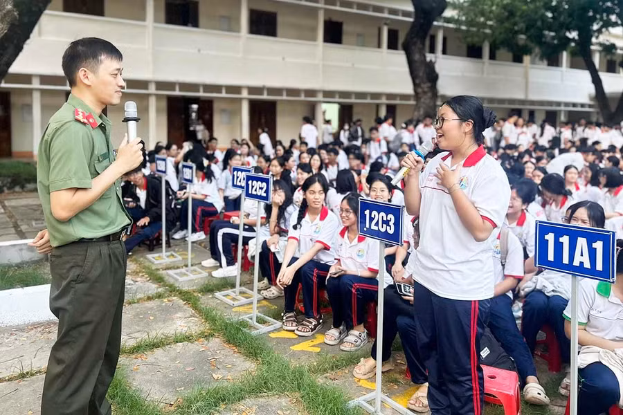 Cán bộ Phòng An ninh mạng và phòng, chống tội phạm sử dụng công nghệ cao (Công an tỉnh) tuyên truyền về kỹ năng bảo đảm an toàn trên không gian mạng tại Trường THPT Quốc học Quy Nhơn (phường Quy Nhơn). Ảnh: K.A