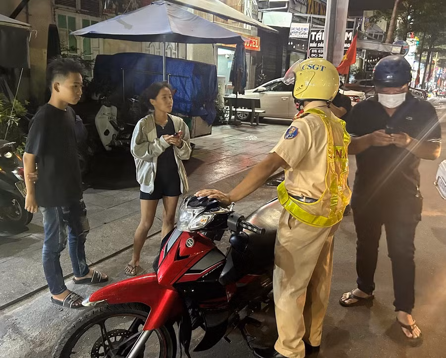 Lực lượng CSGT tăng cường tuần tra, kiểm soát trên các tuyến đường, qua đó xử lý ngay các trường hợp không có giấy phép lái xe tham gia điều khiển phương tiện tham gia giao thông.