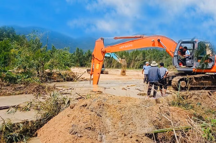 Xã Vân Canh huy động lực lượng khắc phục các tuyến giao thông bị hư hại. Ảnh: ĐVCC