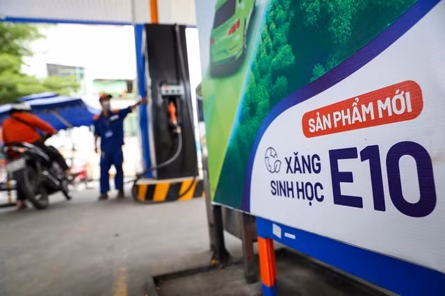Phó Thủ tướng Bùi Thanh Sơn yêu cầu bảo đảm giá xăng E10 không ảnh hưởng bất lợi đến đời sống người dân. Ảnh: NHẬT THỊNH/TNO
