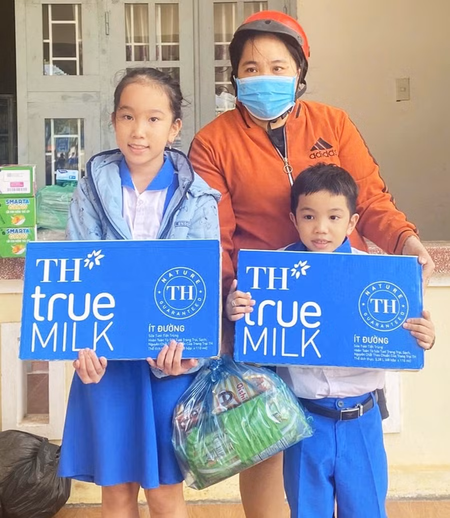 Phụ huynh, học sinh Trường Tiểu học số 2 Hoài Tân (phường Hoài Nhơn Nam) tặng sữa, áo quần..., chia sẻ khó khăn với học sinh vùng lũ. Ảnh: Huyền Trang