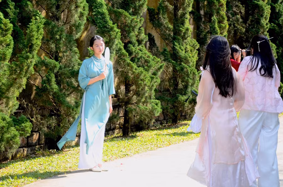 Bạn Trương Quỳnh Chi cho biết, một trong những yếu tố nhóm chụp ảnh ở chùa vì có khuôn viên ngập tràn cây xanh và hoa cỏ. Đặc biệt, chùa có kiến trúc cổ, mang vẻ trang nghiêm ấm áp. Ảnh: Thái Lâm