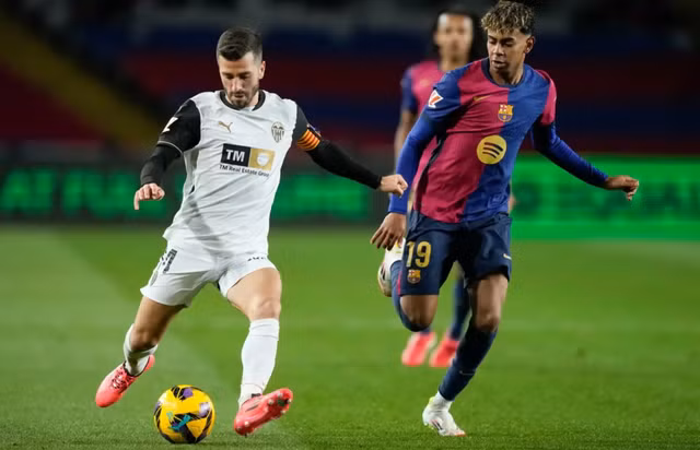 Lamine Yamal không ghi bàn nhưng tham gia kiến tạo và quấy rối hàng thủ Valencia