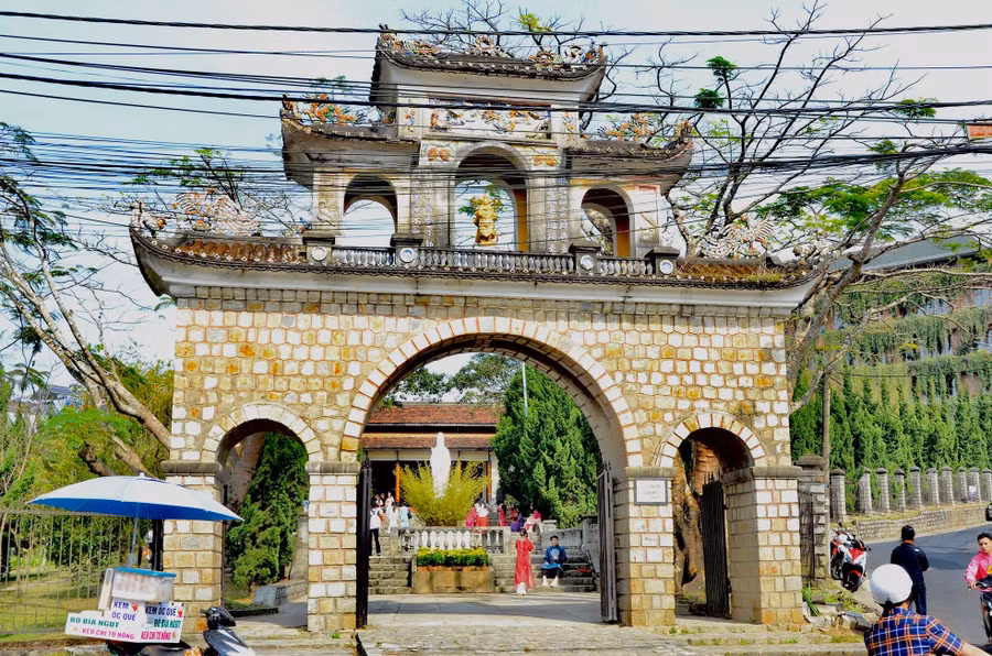 Chùa Lâm Tỳ Ni nằm trên Thiện Mỹ thuộc phường 4, thành phố Đà Lạt (Lâm Đồng). Ngôi chùa mang đậm nét hoài cổ, là mảng xanh hiếm hoi trong khu dân cư đông đúc.