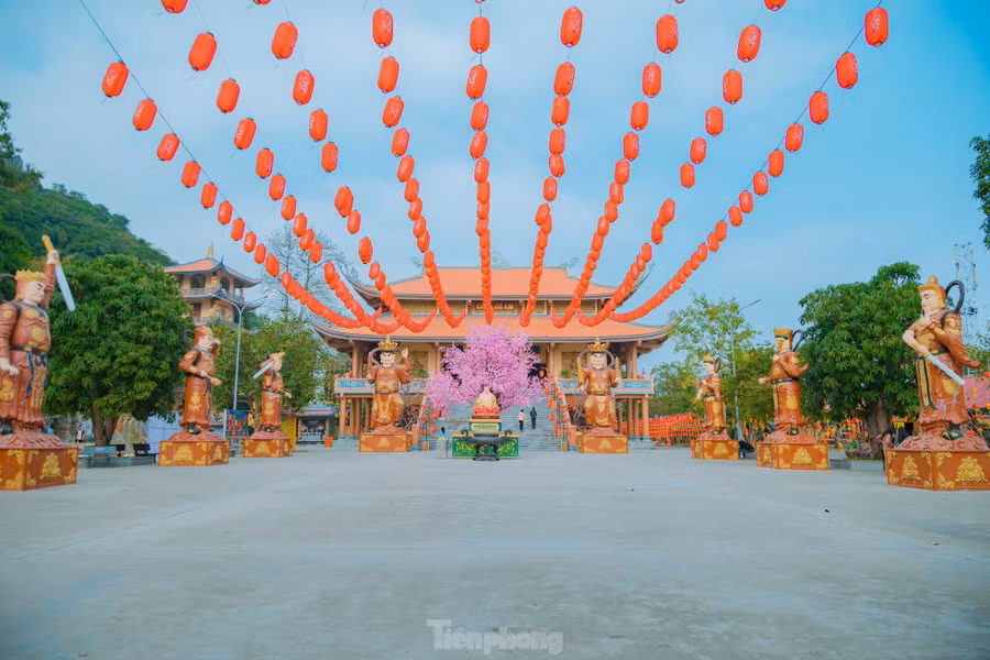 Chùa Cổ Am (xã Minh Châu, huyện Diễn Châu, Nghệ An) được xây dựng vào thời Hậu Lê (từ thế kỷ XV). Trải qua hơn 600 năm với nhiều dấu ấn thăng trầm của lịch sử, tháng 12/1994, chùa Cổ Am được Bộ Văn hóa – Thông tin công nhận là Di tích lịch sử Quốc gia. Chùa Cổ Am không chỉ là một danh thắng với nhiều công trình kiến trúc độc đáo mà còn là điểm tâm linh thu hút đông đảo người dân và du khách thập phương tìm về dâng hương, thưởng ngoạn.