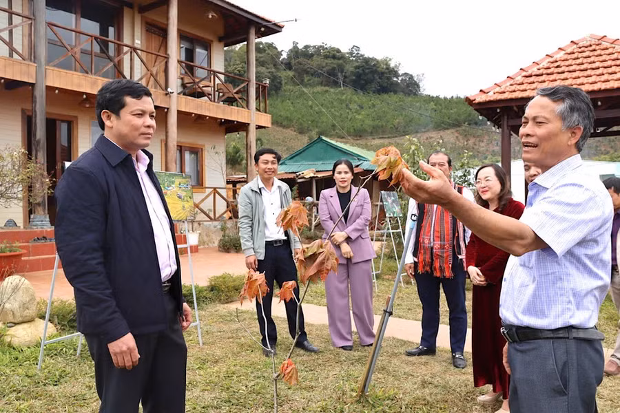 Ông Nguyễn Đức Tuy, Phó Bí thư Tỉnh ủy Kon Tum (bên trái) tham quan Làng du lịch cộng đồng Tu Thó, qua đó gợi ý một số giải pháp để địa phương triển khai để làng thu hút khách