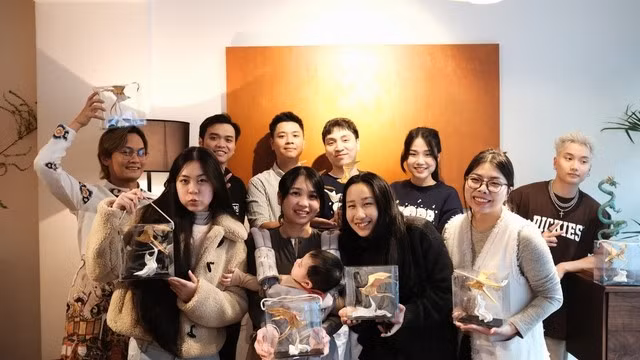 Trong dịp Tết Ất Tỵ này, hoạt động trải nghiệm gấp Origami từ giấy dó với mẫu gấp mang tên "Cánh Én mùa xuân" thu hút nhiều bạn trẻ quan tâm, tham dự