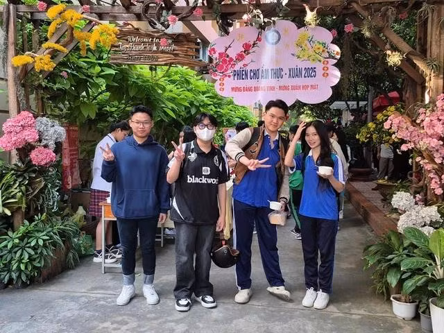 Học sinh vui hội xuân tổ chức tại trường trước tết. Ảnh: T.N.T