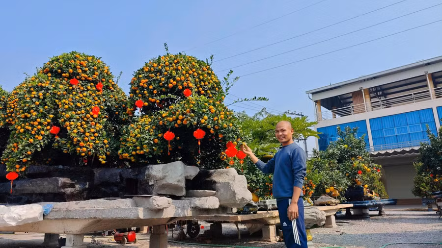 Kiến trúc sư Phạm Văn Hoàn bên tác phẩm tâm huyết sau nhiều tháng lên ý tưởng, phối hợp cùng 5 người thợ thi công, tạo tác