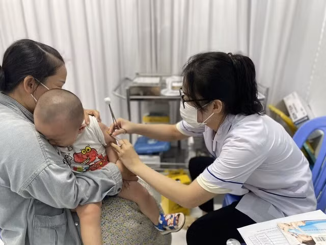 Tiêm vắc-xin phòng bệnh cho trẻ. Ảnh: TTXVN