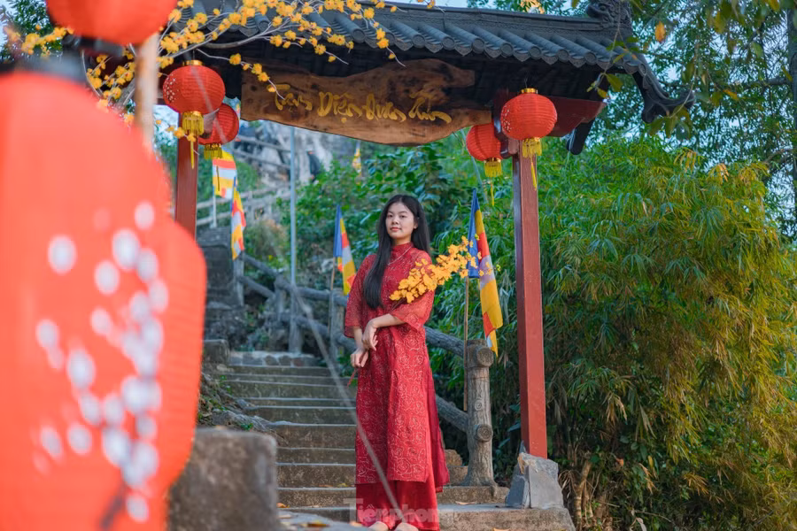 Bạn trẻ chọn trang phục áo dài, phụ kiện để chụp ảnh.
