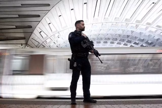 Cảnh sát đứng gác bên trong một trạm metro của Washington D.C hôm 19.1. ảnh: afp