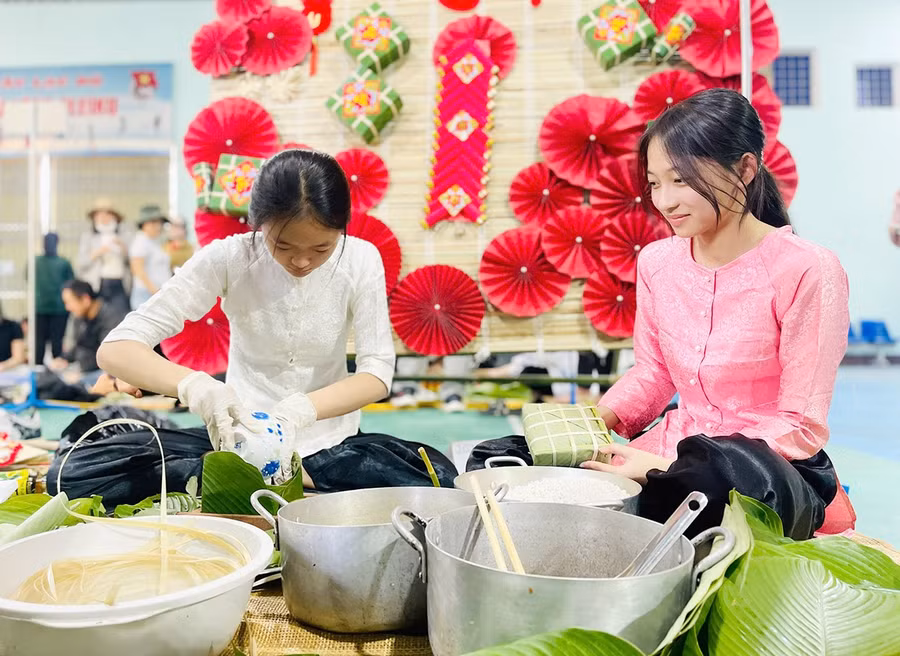 truong-thpt-pleiku-da-dang-hoat-dong-trai-nghiem-huong-nghiep-cho-hoc-sinh-dd.jpg