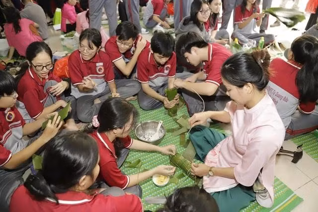 Cô trò trong lễ hội gói bánh chưng. Ảnh: Đào Ngọc Thạch