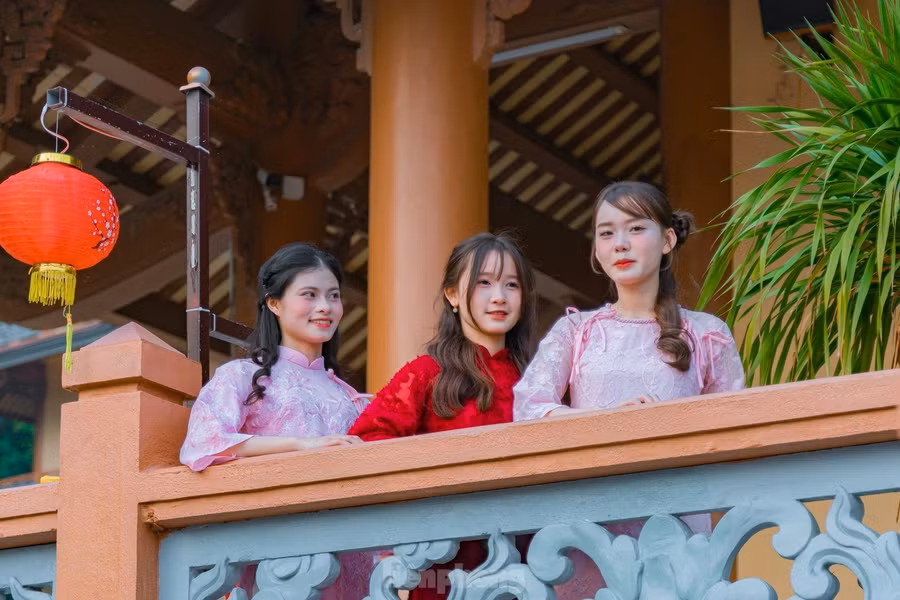 Hoàng Bảo Hân (18 tuổi, trú huyện Diễn Châu) cùng nhóm bạn đến chùa từ sớm để chụp ảnh. Cảnh vật, không gian yên bình của ngôi chùa khiến nhóm bạn trẻ cảm thấy an yên trong những cận Tết. “Cả nhóm đã lên kế hoạch thuê áo dài, make-up và chọn khung giờ chụp lý tưởng để tận dụng ánh sáng tự nhiên để chụp được nhiều ảnh ưng ý. Khung cảnh ở chùa rất đẹp”, Hân chia sẻ.