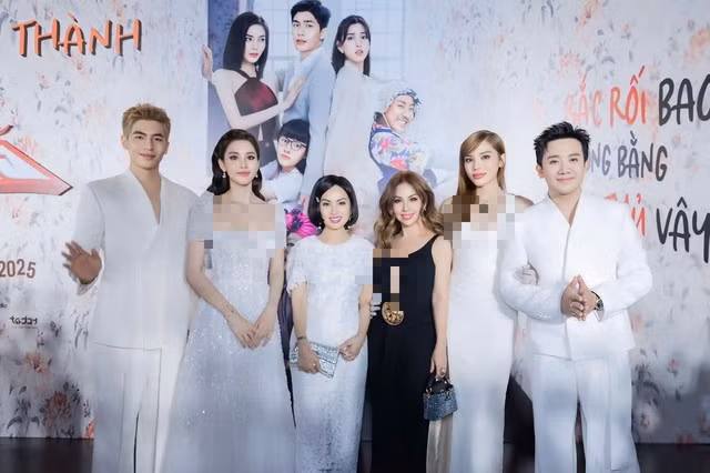 Cả hai chụp ảnh cùng dàn diễn viên phim