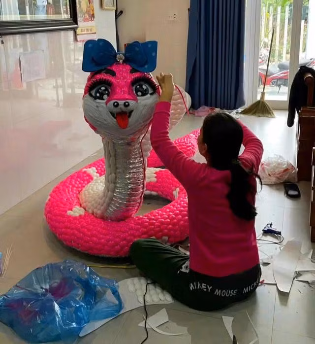 Cô Thùy Linh trang trí linh vật. Ảnh NVCC