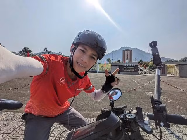 Hùng đạp xe 230 km để về quê. . ẢNH: NVCC