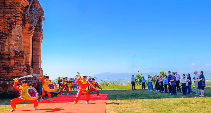 Võ sinh Trung tâm Võ thuật cổ truyền Bình Định biểu diễn các bài quyền đặc trưng, quảng bá tinh hoa võ học của đất Võ. Ảnh: Đoan Ngọc