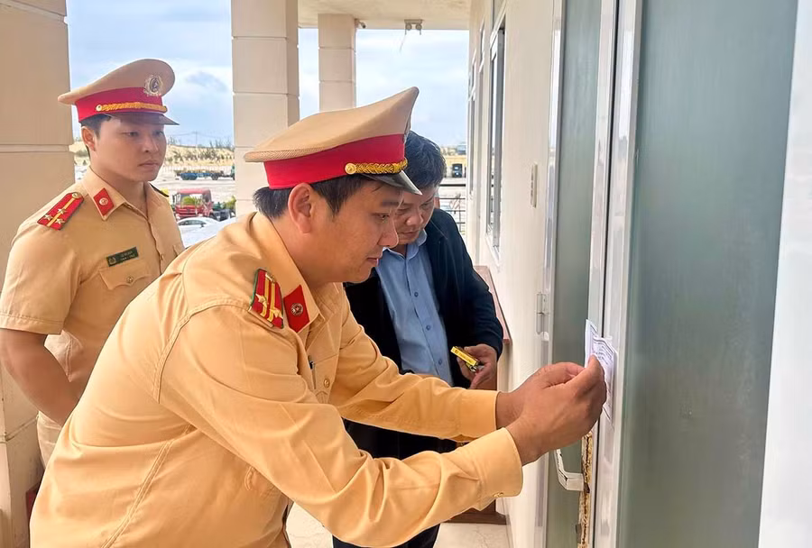 Cảnh sát giao thông tiến hành niêm phong trước khi bước vào kỳ sát hạch. Ảnh: K.A