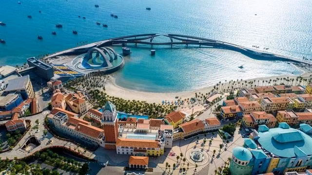 Những tổ hợp vui chơi giải trí, nghỉ dưỡng là 'át chủ bài' để hút du khách tới tiêu tiền. Ảnh: N.A