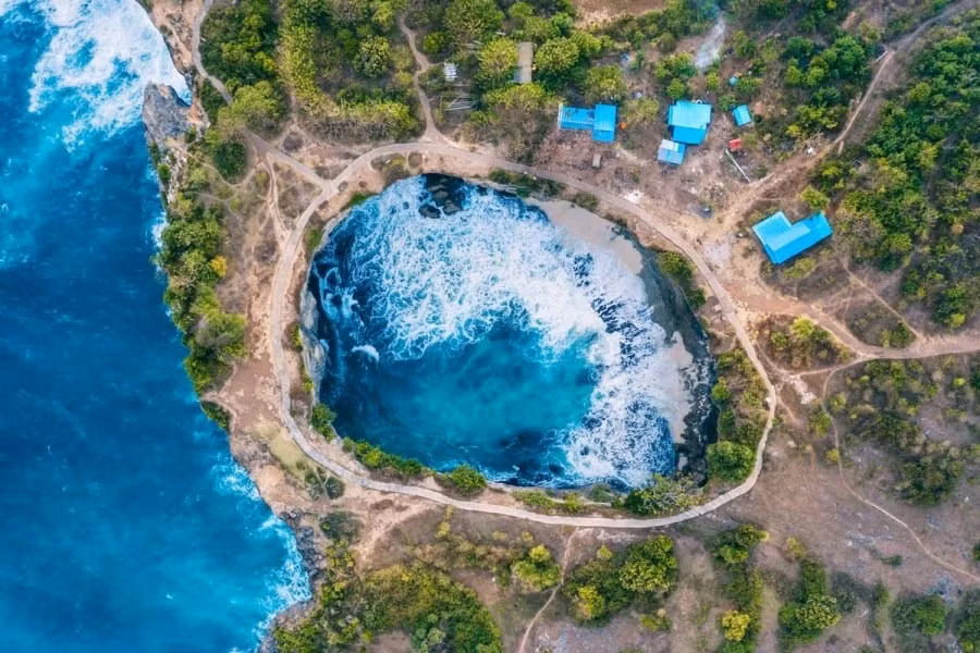 Bể bơi vô cực ở Angels Billabong giữa biển đảo Bali (Indonesia) một trong những điểm đến thu hút nhiều du khách quốc tế nhất. Ảnh: Northaboard/baohaiphong.vn