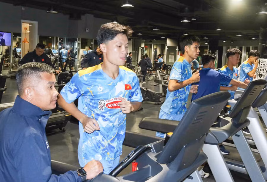 HLV Đinh Hồng Vinh (bìa trái) hướng dẫn các tuyển thủ đội U23 Việt Nam tập gym. Ảnh: NVCC