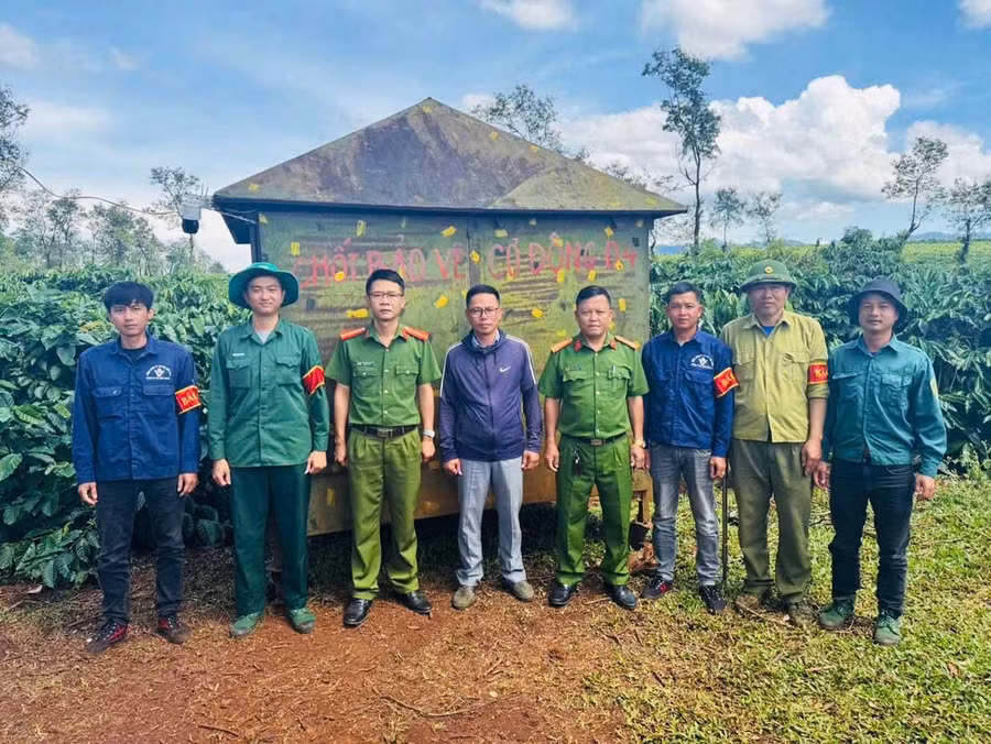 Lực lượng Công an xã Ia Hrung tham gia tuần tra kiểm soát đảm bảo vụ mùa. Ảnh: ĐVCC