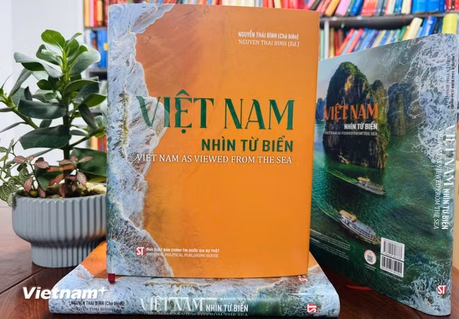 Cuốn sách song ngữ mang đến cho bạn đọc trong nước và quốc tế một cách tiếp cận mới mẻ, toàn diện và sâu sắc về thiên nhiên, con người, lịch sử, văn hóa và chủ quyền biển đảo của Việt Nam. (Ảnh: PV/Vietnam+)