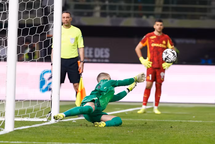 Lucas Chevalier trở thành người hùng khi cản phá được hai cú sút của Marseille