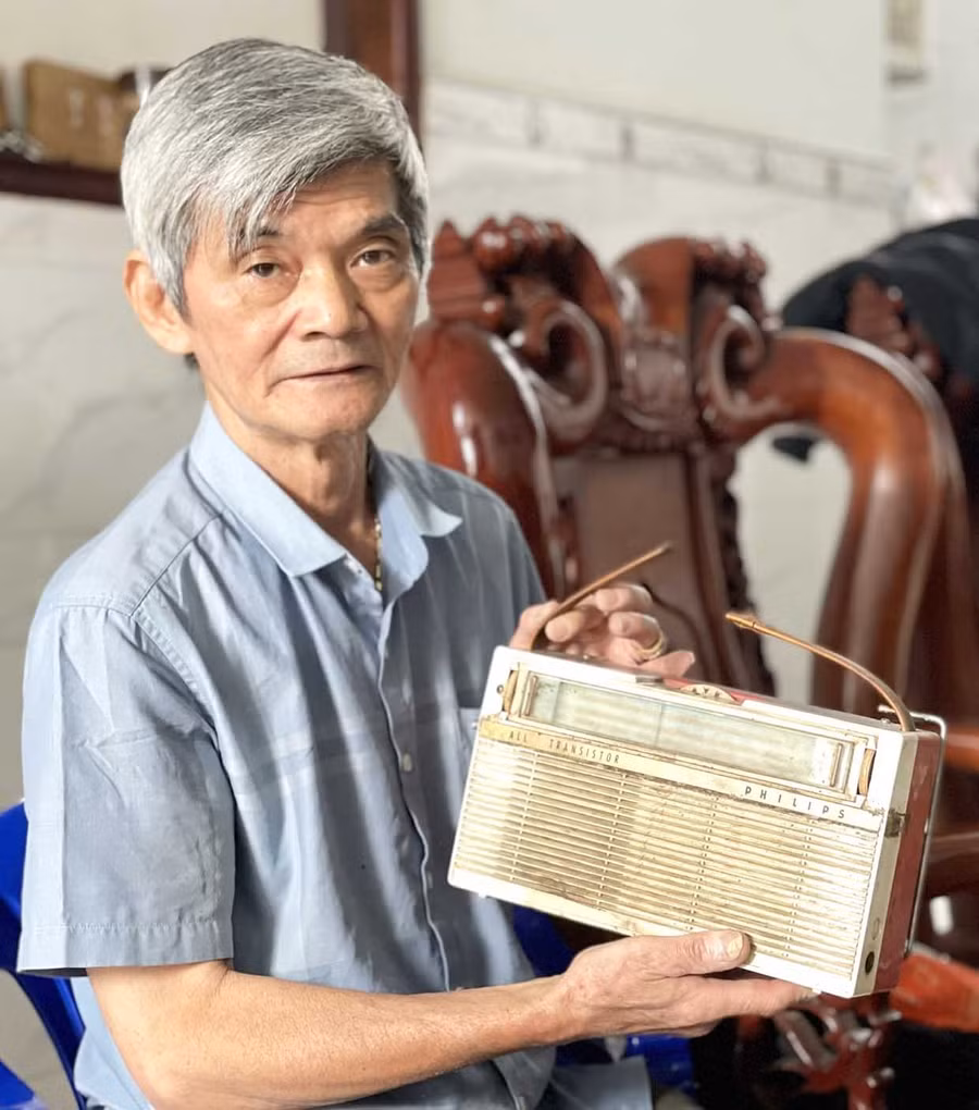 Ông Phạm Hưng trân trọng chiếc radio có tuổi đời gần nửa thế kỷ. Ảnh: Phương Duyên