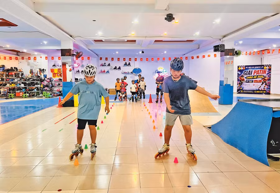Thiếu nhi hào hứng tập luyện tại sân trượt patin HM (86 Lê Duẩn, phường Quy Nhơn). Ảnh: M.N