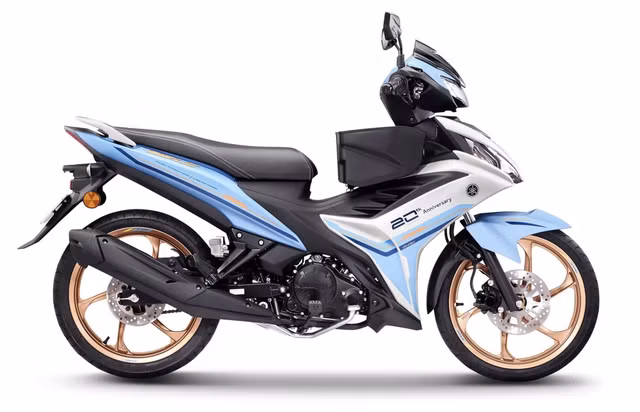Yamaha 135LC 20th Anniversary Special Edition sẽ được tặng kèm hộc để đồ phía trước và một tấm kính chắn gió thể thao. Ảnh: Yamaha