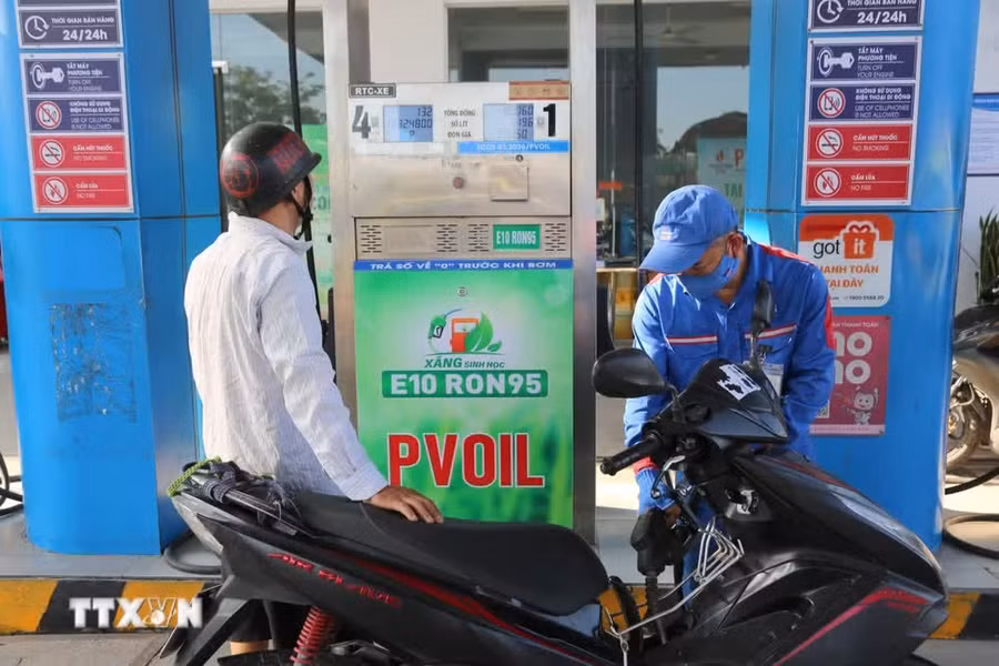 Từ tháng 5/2026, 100% xăng bán ra tại Cửa hàng xăng dầu Thành Tô là xăng E10. (Ảnh: Minh Thu/TTXVN)