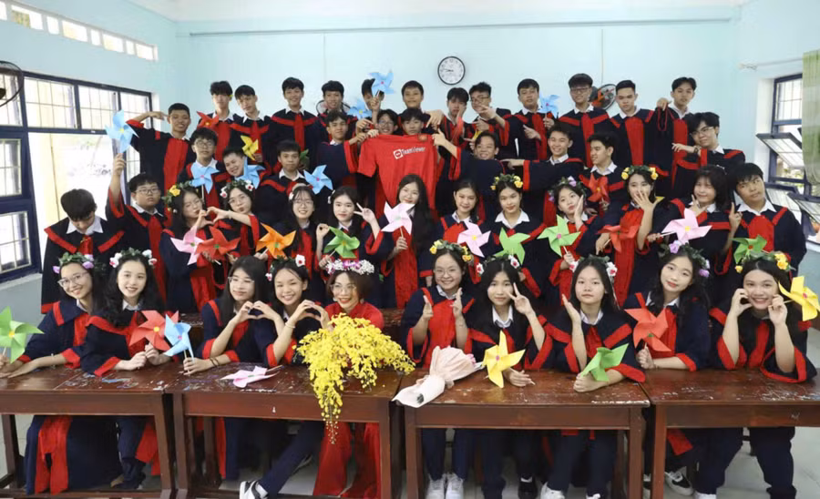 Dù lớp có nhiều học sinh xuất sắc hay còn không ít em bồng bột, cô Trần Thị Mỹ Long vẫn luôn xây dựng được một tập thể đoàn kết và đồng lòng. Ảnh: K.H