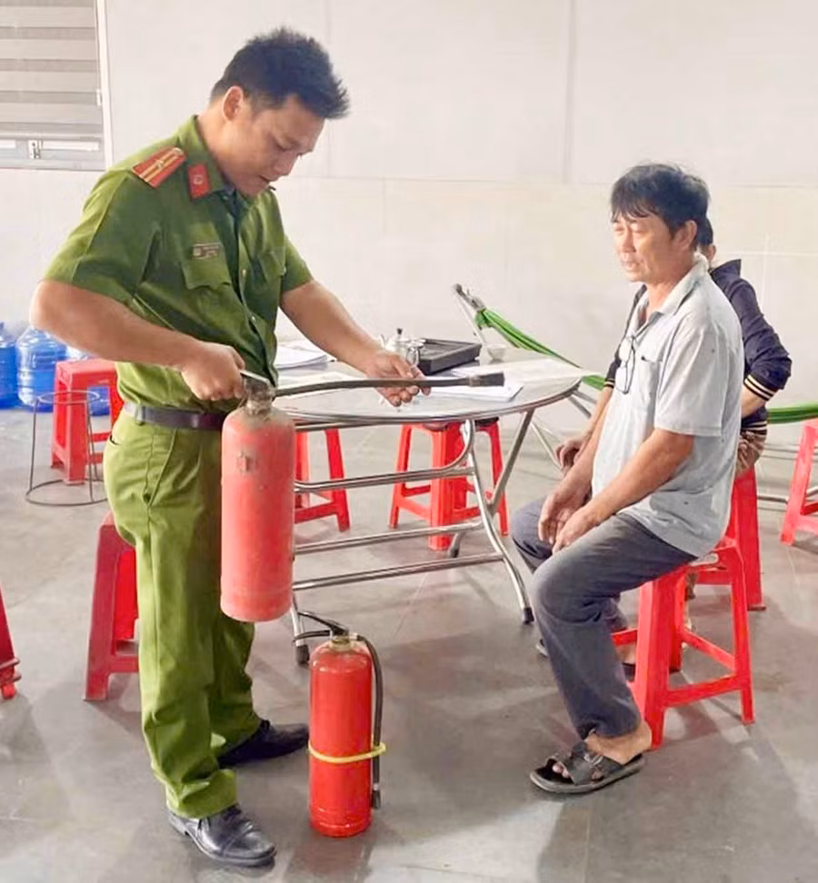 Công an xã Chư A Thai đến từng hộ dân để hướng dẫn cách sử dụng bình chữa cháy mini. Ảnh: ĐVCC