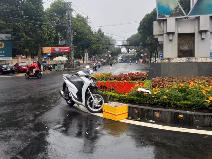 Hiện trường vụ tai nạn tại vòng xoay Bưu điện (phường Pleiku) ngày 9-6. Ảnh: Văn Ngọc