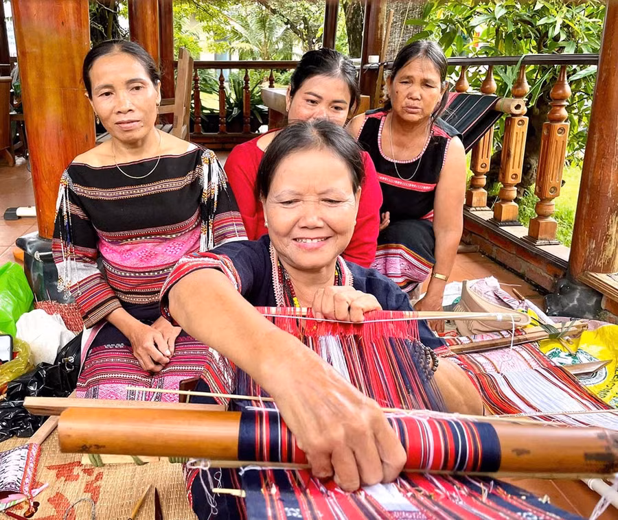 Nghệ nhân Đinh Thị Drinh sẽ hướng dẫn du khách trải nghiệm nghề dệt thổ cẩm tại chuỗi hoạt động chủ đề “Ngày hội gia đình” sắp tới tại Làng Văn hóa - Du lịch các dân tộc Việt Nam. Ảnh: Lam Nguyên