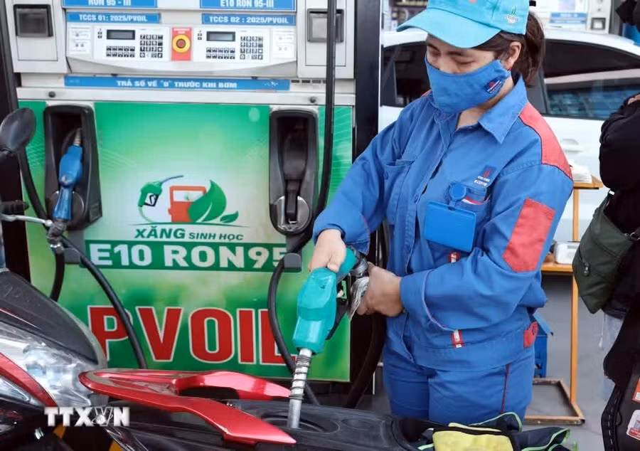 Xăng sinh học E10 bán tại cửa hàng kinh doanh xăng dầu PVOIL trên phố Thái Thịnh, Hà Nội. Ảnh: Trần Việt - TTXVN
