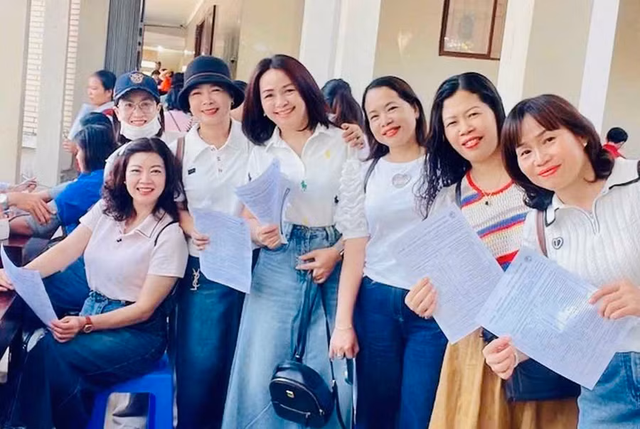 Cán bộ, giáo viên, nhân viên Trường Tiểu học Nguyễn Văn Trỗi (phường Pleiku) đăng ký tham gia hiến máu tình nguyện.