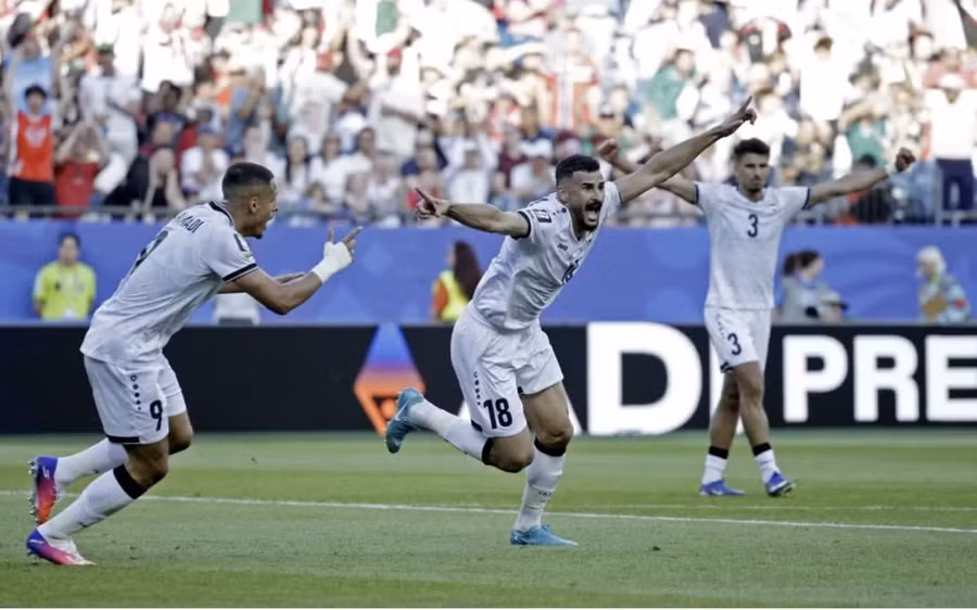 Phút 70, từ tình huống đá phạt góc bên cánh phải, Martin Odegaard treo bóng như đặt để Leo Ostigård, người vừa vào sân được 4 phút ghi bàn thắng nâng tỉ số lên 3-1 cho Na Uy.