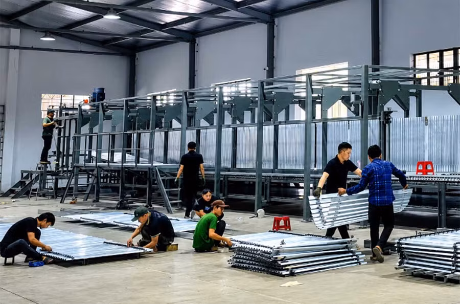 Công nhân làm việc tại Công ty TNHH Sản xuất Bông gòn Bình Định. Ảnh: Hải Yến