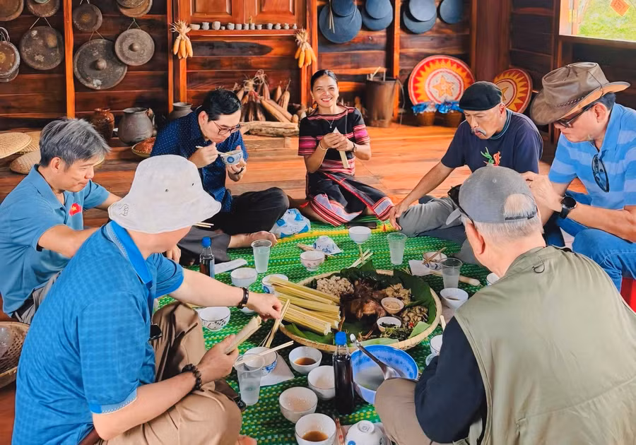 Khách du lịch thưởng thức ẩm thực của người Jrai tại Làng du lịch cộng đồng Ia Mơ Nông (xã Ia Ly). Ảnh: ĐVCC