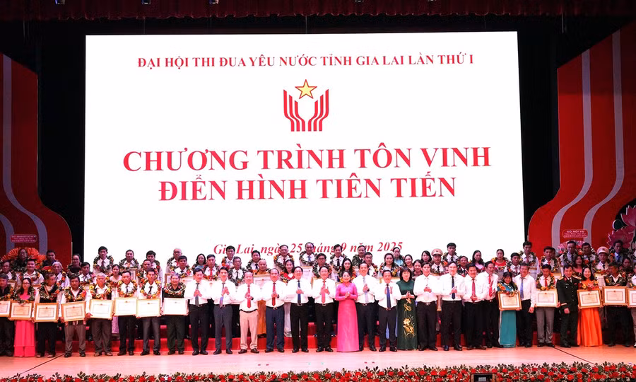 Các điển hình tiên tiến trong phong trào thi đua yêu nước giai đoạn 2021 - 2025 được tôn vinh tại Đại hội thi đua yêu nước tỉnh Gia Lai lần thứ I (tháng 9-2025). Ảnh: N.H