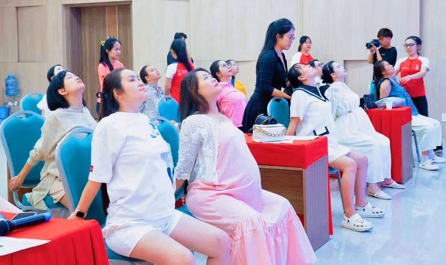 Các mẹ bầu tham gia lớp tiền sản miễn phí hằng tháng tại Bệnh viện Bình Định. Ảnh: ĐVCC