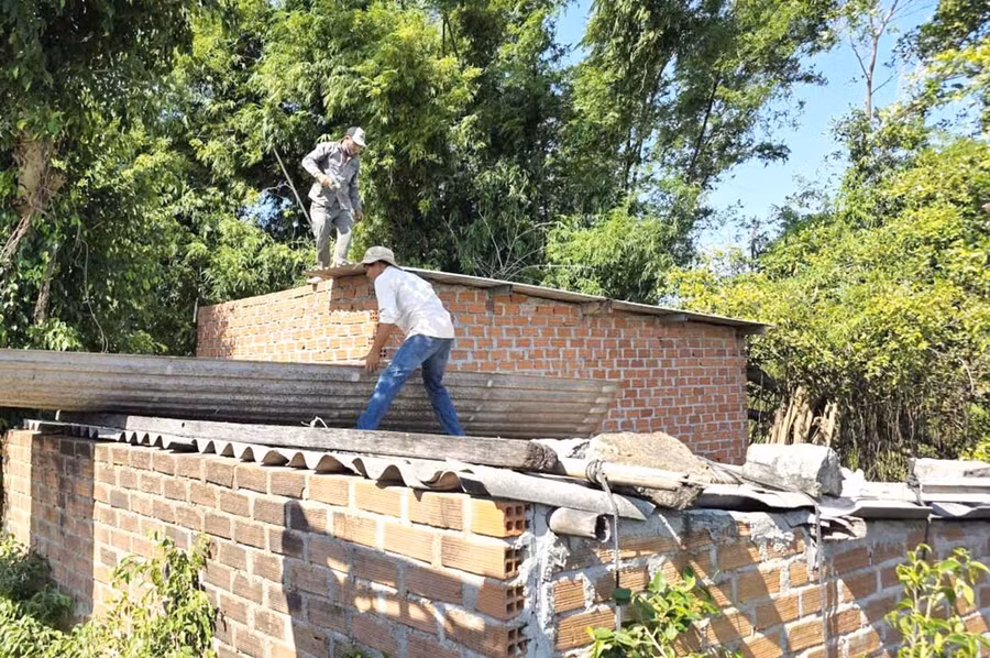 Một trường hợp vi phạm về đất đai, xây dựng tại khu vực dọc hành lang đê Sông Cát (thôn Luật Lễ) đã tự giác tháo dỡ công trình. Ảnh: C.L