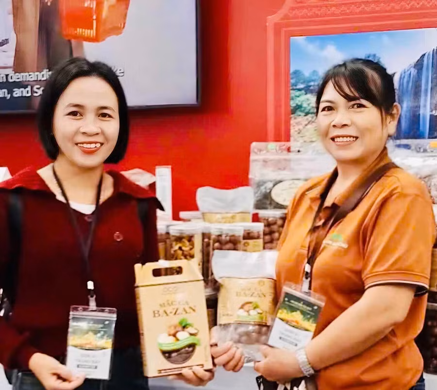 Hợp tác xã Nông nghiệp Kon Hà Nừng (xã Đak Rong) giới thiệu các sản phẩm mắc ca chế biến đạt chứng nhận OCOP. Ảnh: NVCC